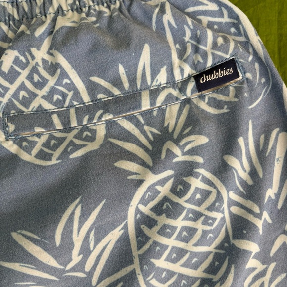 Chubbies Swim Trunks Blue White Pineapple Mesh Liner - Picture 7 of 10